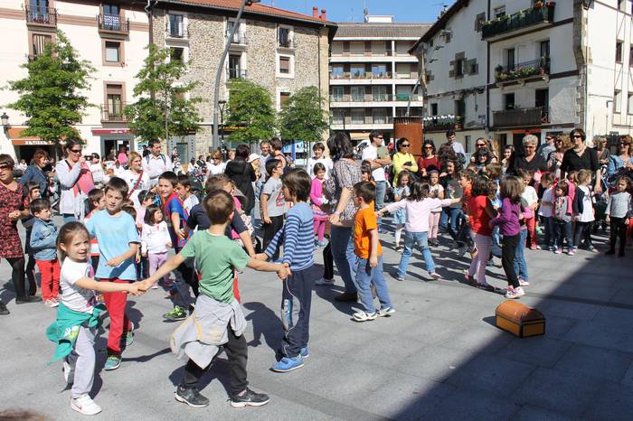 'Jolasen altxorra' saioak plazatik plazara