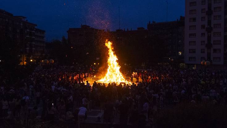 San Joan bezperako suak berotu ditu herritarren gorputz eta bihotzak