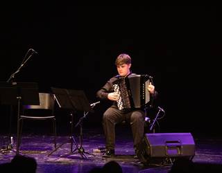 Akordeoi soinuez ondutako iluntzeaz gozatu dute