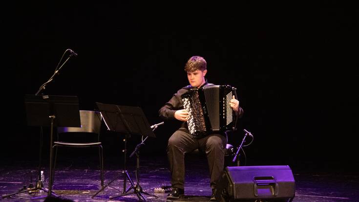 Akordeoi soinuez ondutako iluntzeaz gozatu dute