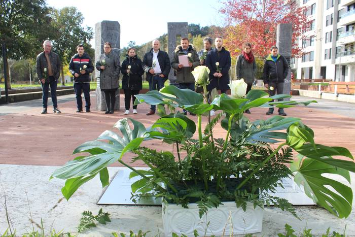 Memoria Eguna baliatuz, biktimak oroitu dituzte Askatasunaren parkean