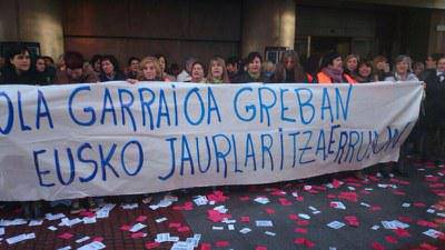 Autobus zaintzaileen greba nabari herrian