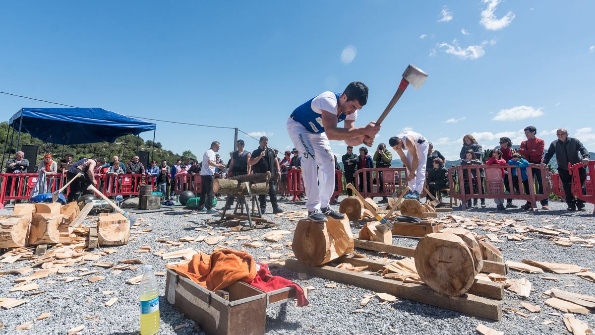 Festa ederra prestatu dute Azkorteko ermitan, iganderako