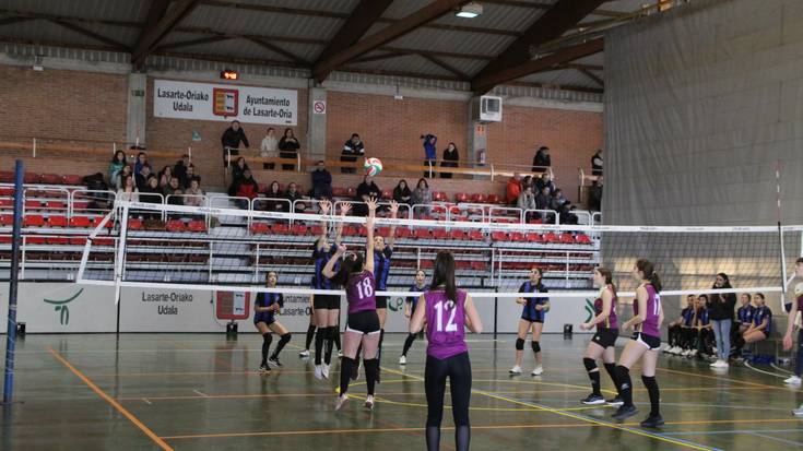 Infantil eta kadete boleibol taldeek batean bale, bestean kale egin dute etxean
