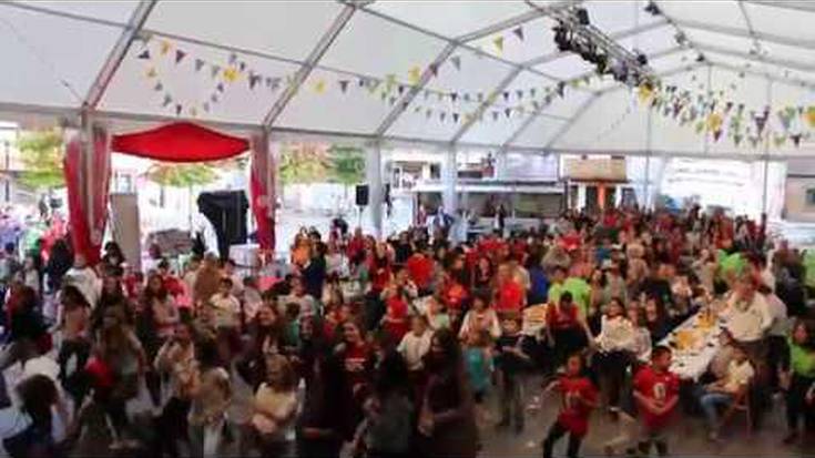 Turisten bisitaren ostean dantzan jarri da plaza