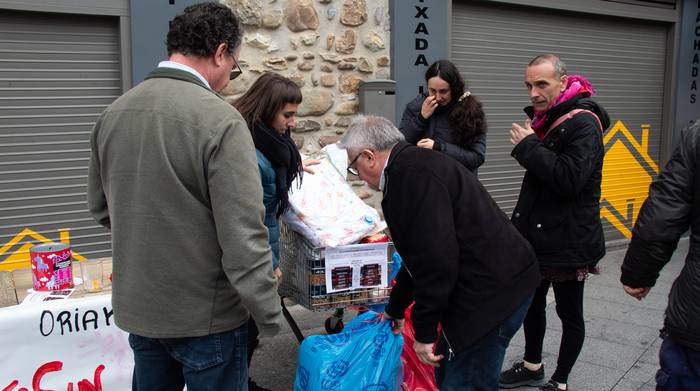 Elikagaiak eta materialak neguari aurreko egiteko materialak bildu dituzte