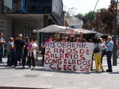 Atsobakar egoitzako langileak kexu CLECErekin