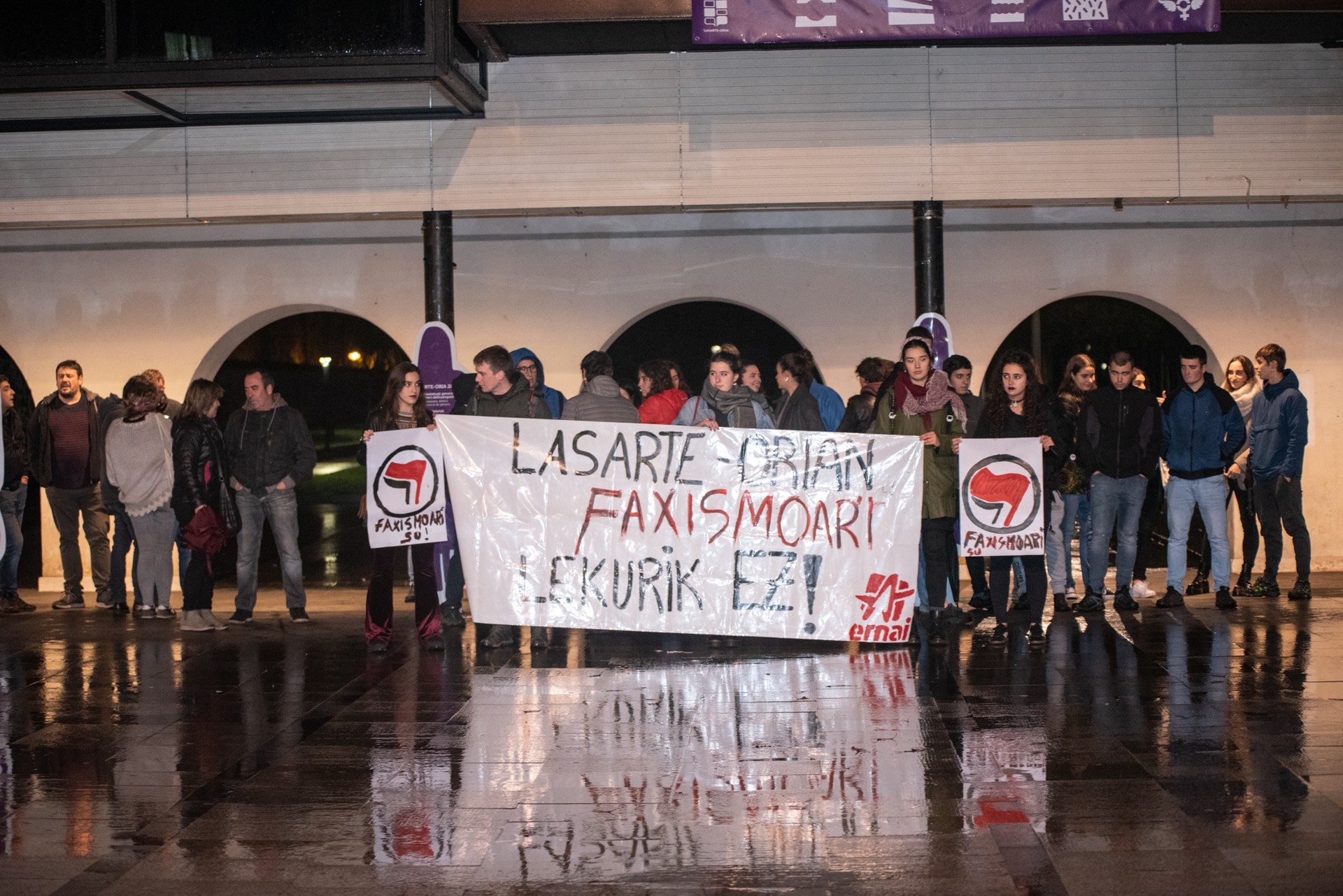 Pintaketa faxisten aurka protesta egin dute herritarrek