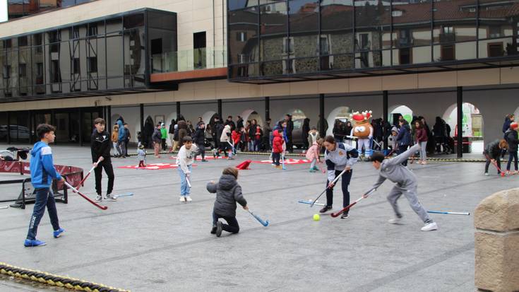 Dozenaka haurrek parte hartu dute hockey erakustaldian