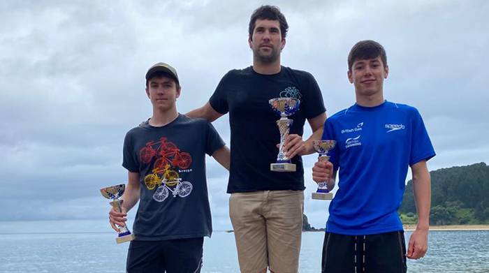 Herritarrak itsas zeharkaldietan lehian ari dira