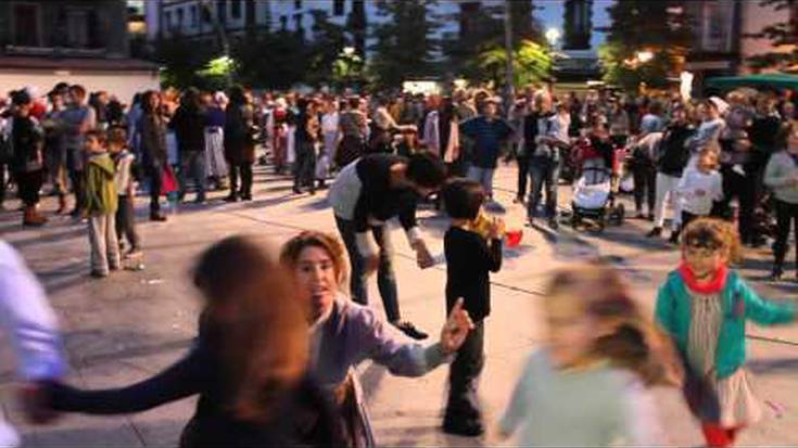 'Eztengiro' taldearen abestiek girotuta, hainbat herritar animatu dira dantzan egitera Okendo plazan, arratsaldean