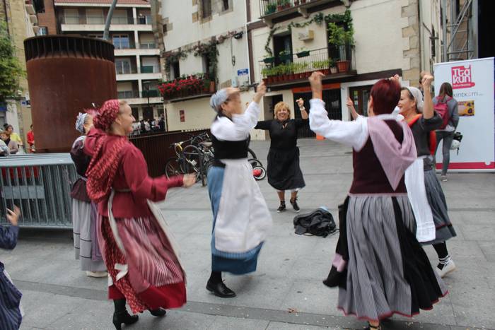 Euskal Jaia: Plaza Dantzako lagunen saioa