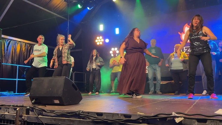'Piztu' abestia dantzatu dute 40. ordua iristearekin batera