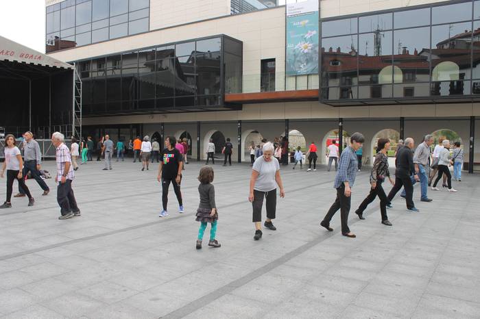 Plaza dantza saioa egin dute gaur Okendo plazan