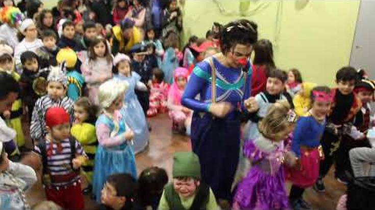 Amaraun Klubeko haurrak eta gurasoak Inahaldun festaz gozatzen
