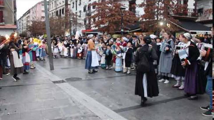 Herritarrak Olentzeroren zai egon dira Okendo plazan 
