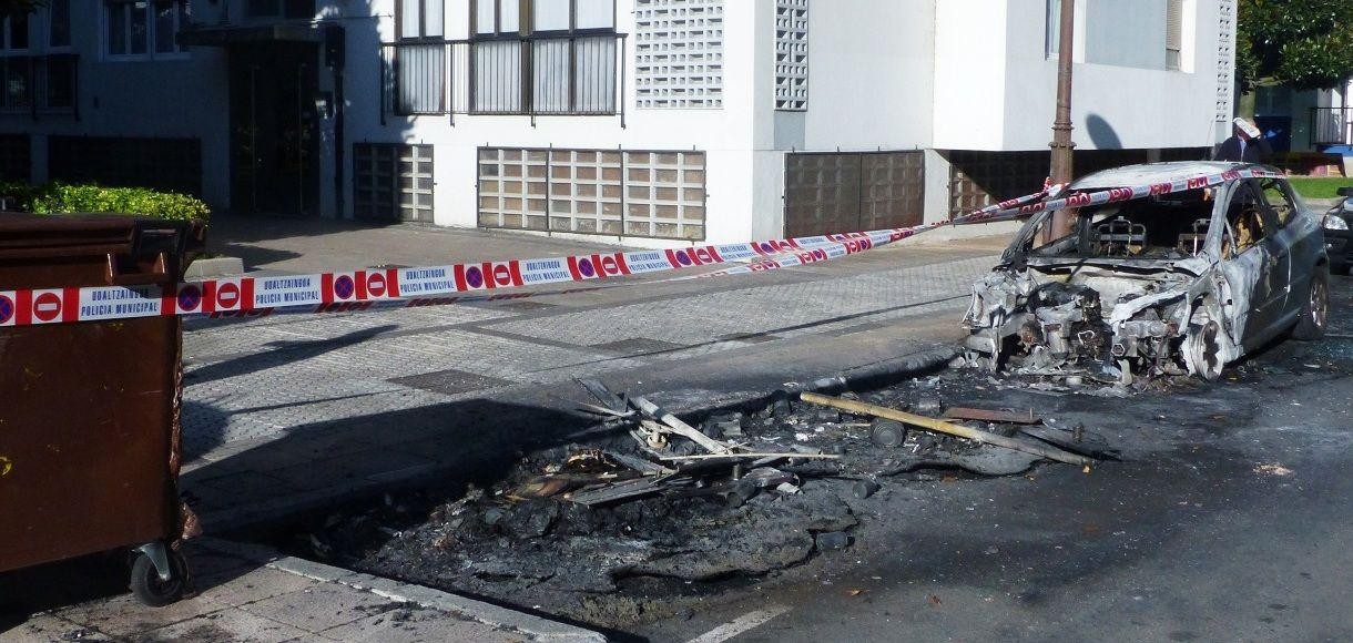 Hainbat edukiontzi eta auto bat erre dituzte Zumaburun