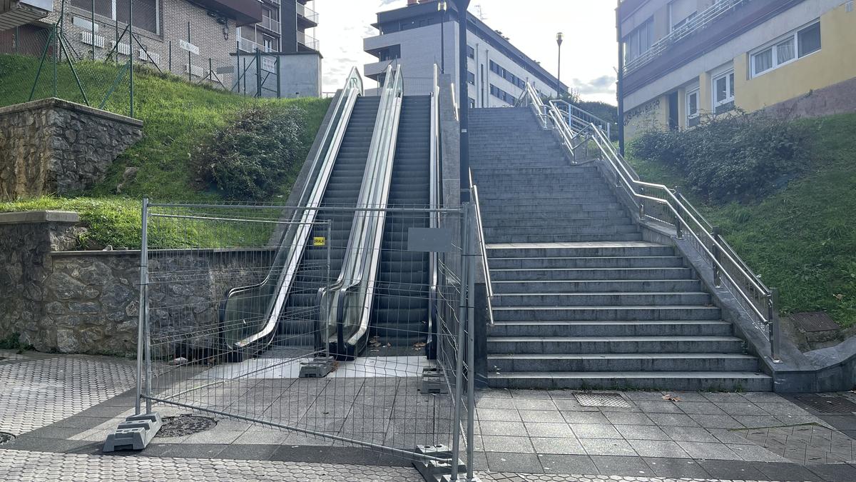 Tajamarreko goranzko eskailera mekanikoa itxita dago