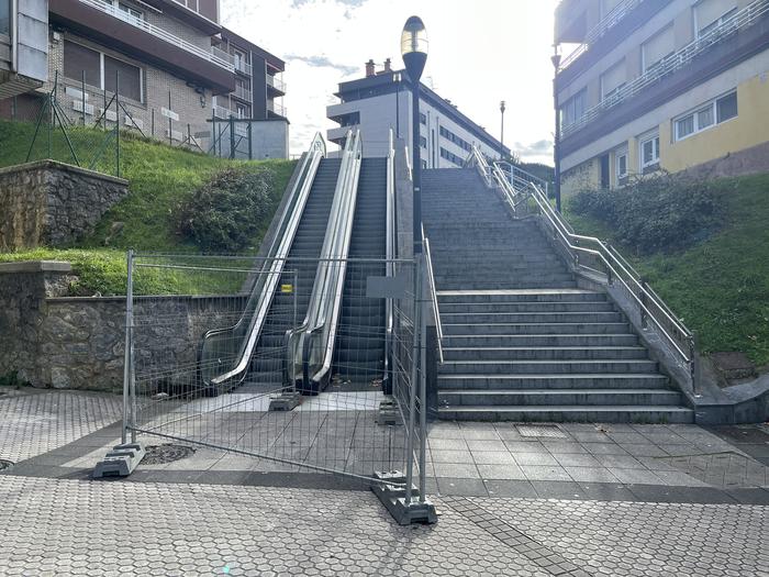 Tajamarreko goranzko eskailera mekanikoa itxita dago
