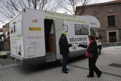 Lurreko telebista digitalaren informazio puntu mugikorra Brigitarretan