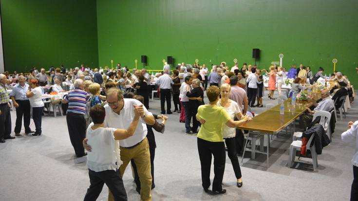 Bandera, musika, dantza eta bazkaria, hasteko