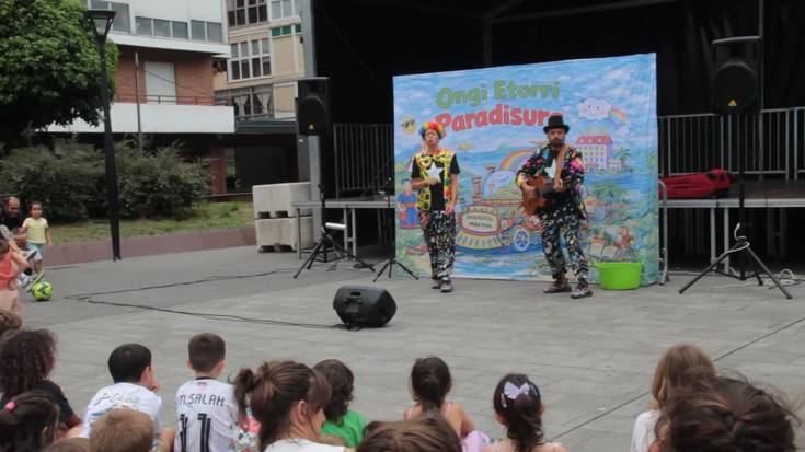 Perli eta Koxkolok bidai musikala egin dute paradisu gogokoenaren bila