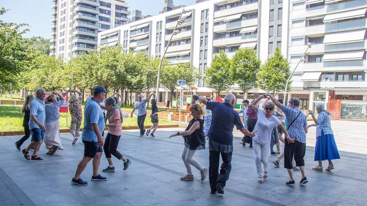 Ederki aritu dira dantzan