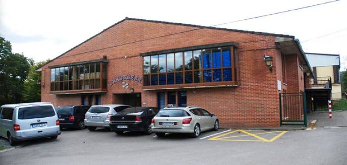 Landaberri ikastetxean ateak eta zokaloa ordezkatzeko obra esleitu du udalak