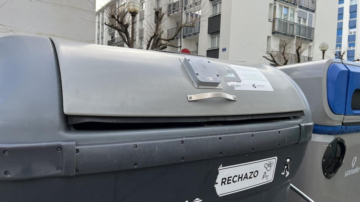 Errefusa biltzeko hiru edukiontzitatik bik irekita jarraitzen dutela salatu du Lasarte-Oriako Eguzkik