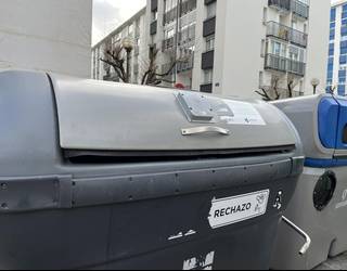 Errefusa biltzeko hiru edukiontzitatik bik irekita jarraitzen dutela salatu du Lasarte-Oriako Eguzkik