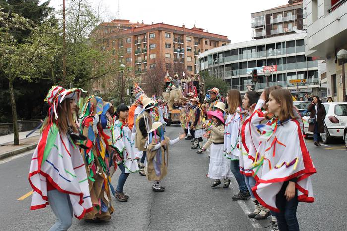 Euskal Inauterietako txantxoen dantzek girotu dute igandea