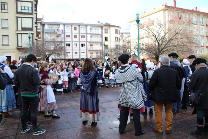 Mari Domingi eta Olentzeroren etorrera: txokolate jana