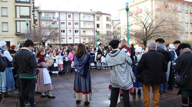 Mari Domingi eta Olentzeroren etorrera: txokolate jana