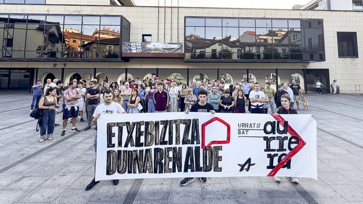 Ernai: "Oinarrizko eskubidea beharko lukeena negoziorako bitarteko bihurtu dute"