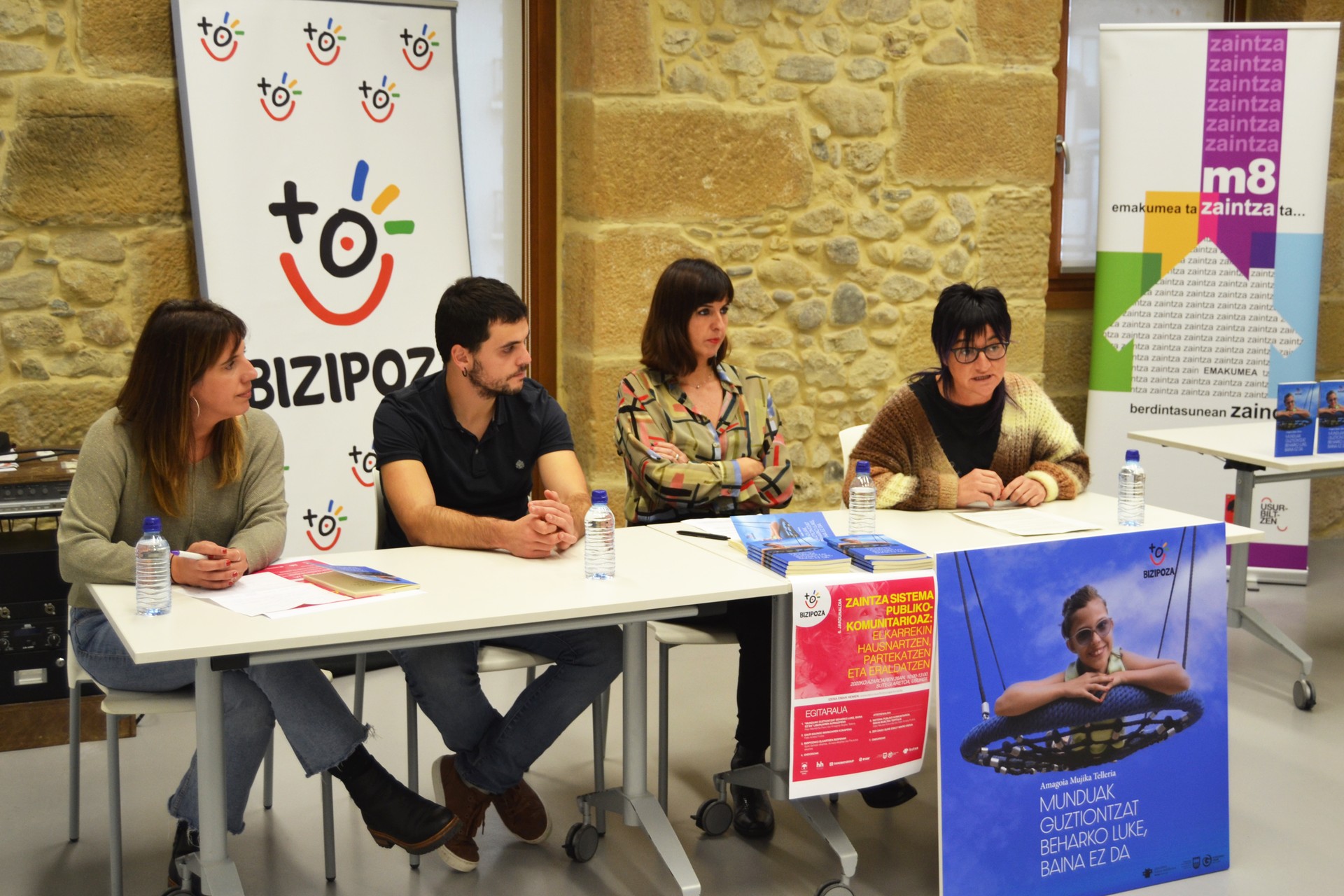 'Munduak guztiontzat beharko luke, baina ez da' liburua aurkeztu du Bizipoza elkarteak