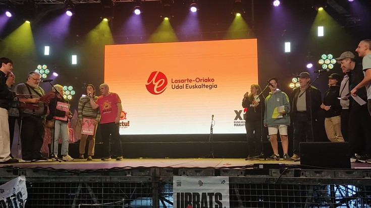 Udal euskaltegiko kideek 'Maritxu Nora zoaz' eskaini dute