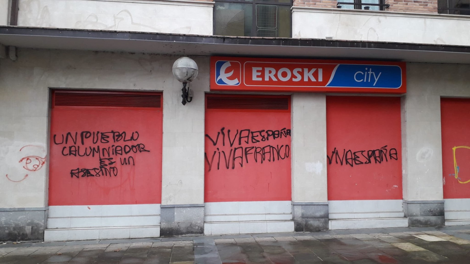 Pintaketa faxistak egin dituzte Lasarte-Orian