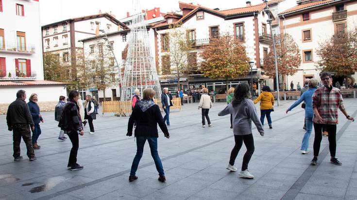 Plaza dantzek hartu dute Okendo