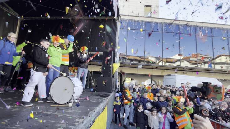 'Agur bat, lagun maite!' abestu eta dantzatu ostean jaurti dituzte kanpaikadak