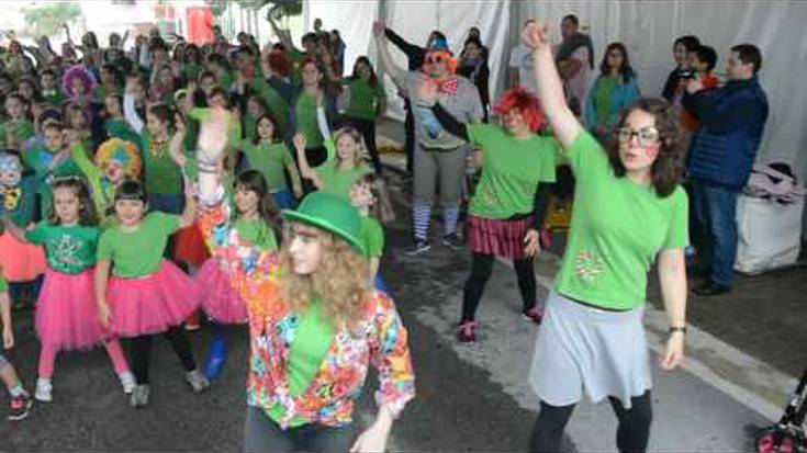 Kukuka Antzerki eta Dantza eskolako ikasle eta irakasleek auzoan barrena desfilatu zuten atzo