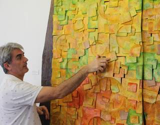 "Gure basoetako egurrak erabiltzen ditut, bertakoak"