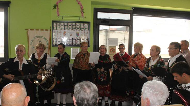 Kantuan eginez uxatu dute euria