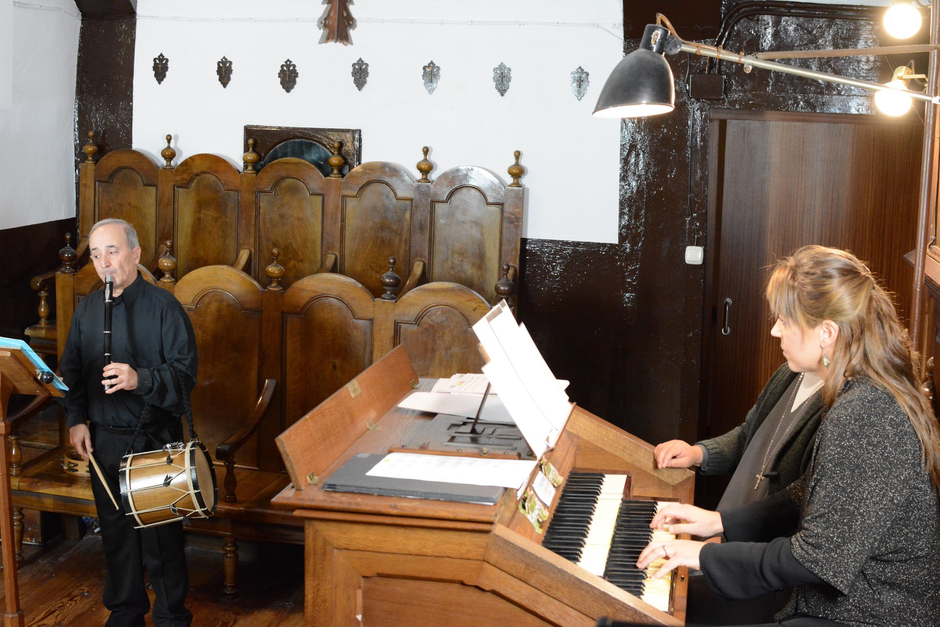 Txistuarekin eta danbolinarekin topatu da organoa