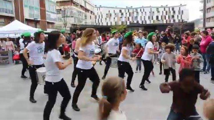 Dinbi Banda batukadak erritmoz bete zuen Jaizkibel plaza