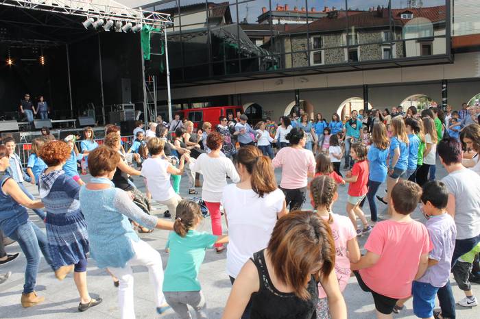 Dantzak hartuko du plaza