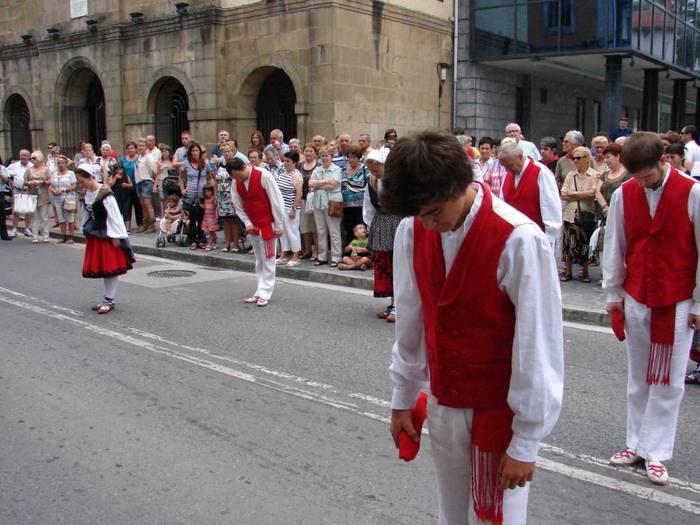 Santa Ana Egunean goizetik dantzan