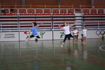 Gimnastikako neskak lehiatzen hasi dira