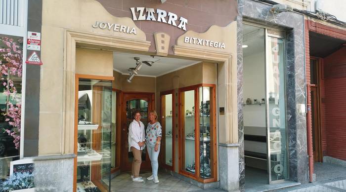 Izarra bitxitegiak zabalik mantenduko ditu ateak