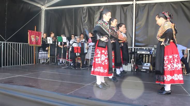 Coros y Danzas La Encinak emanaldia eskaii du Jaizkibel plazan