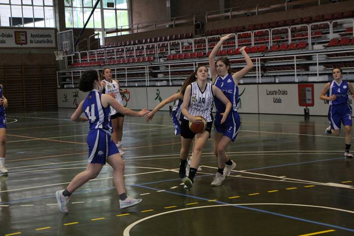 Junior errendimendu eta III. Senior mailako taldeek, aurpegi eta gurutzea denboraldiko azken partidan